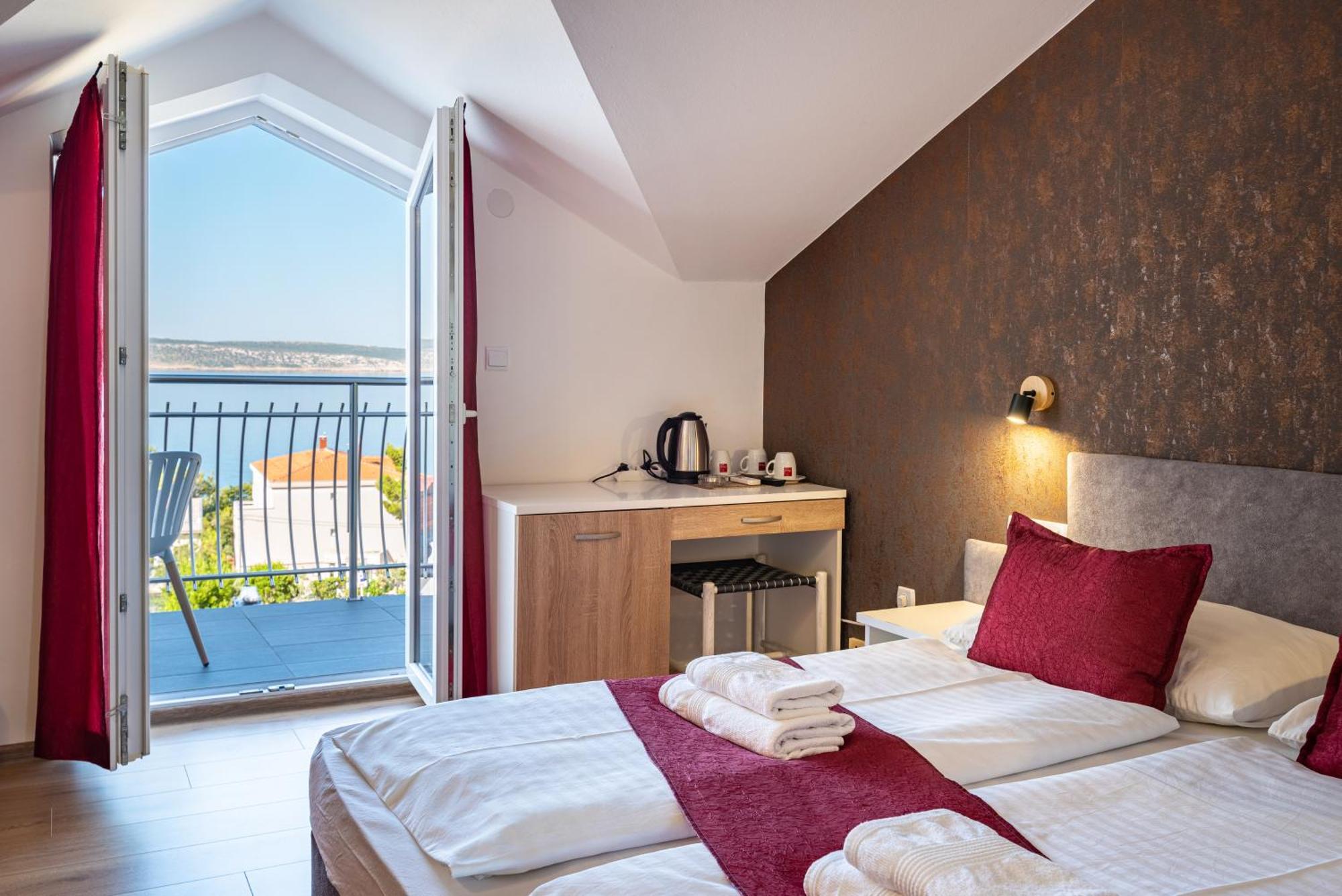 Doppel-/Zweibettzimmer mit Balkon